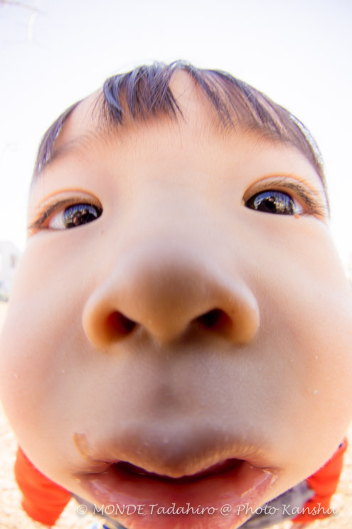 カメラにくっつく少年