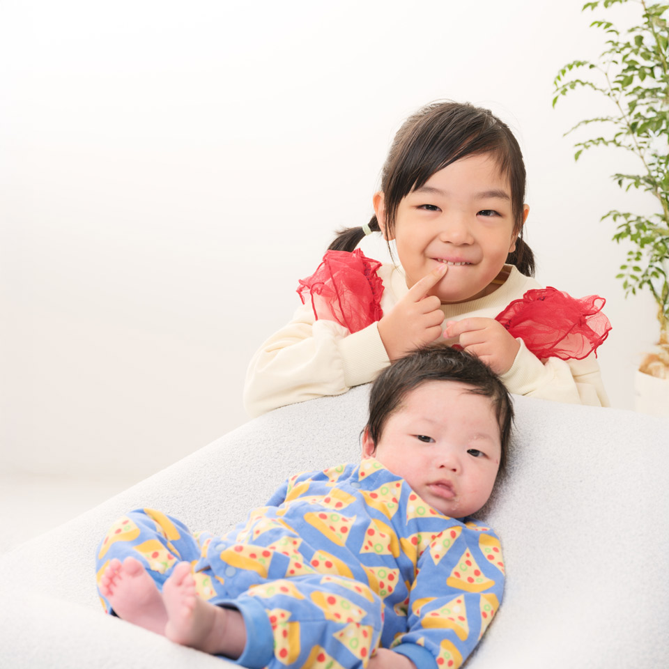 姉と弟の笑顔の写真