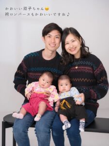可愛い双子ちゃんの家族写真