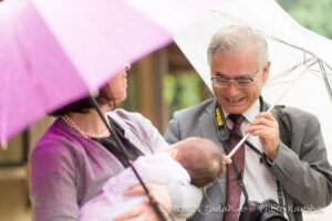 石神井氷川神社　初孫、あかちゃんの顔を見て嬉しそうなおじいちゃん　お宮参り　出張撮影
