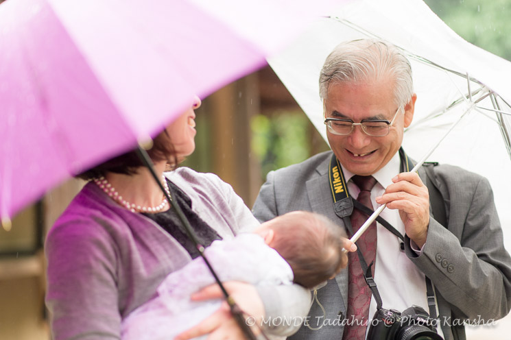 石神井氷川神社　初孫、あかちゃんの顔を見て嬉しそうなおじいちゃん　お宮参り　出張撮影