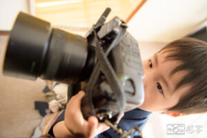 カメラを触りまくる少年