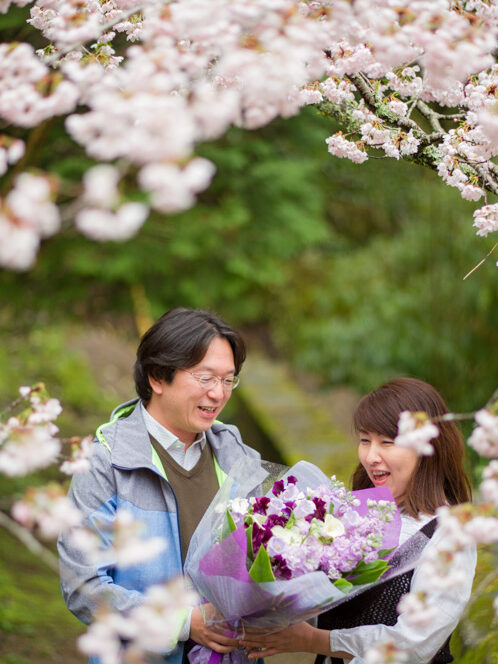 さくらの下で結婚記念日のお祝い 出張撮影 ロケーションフォト