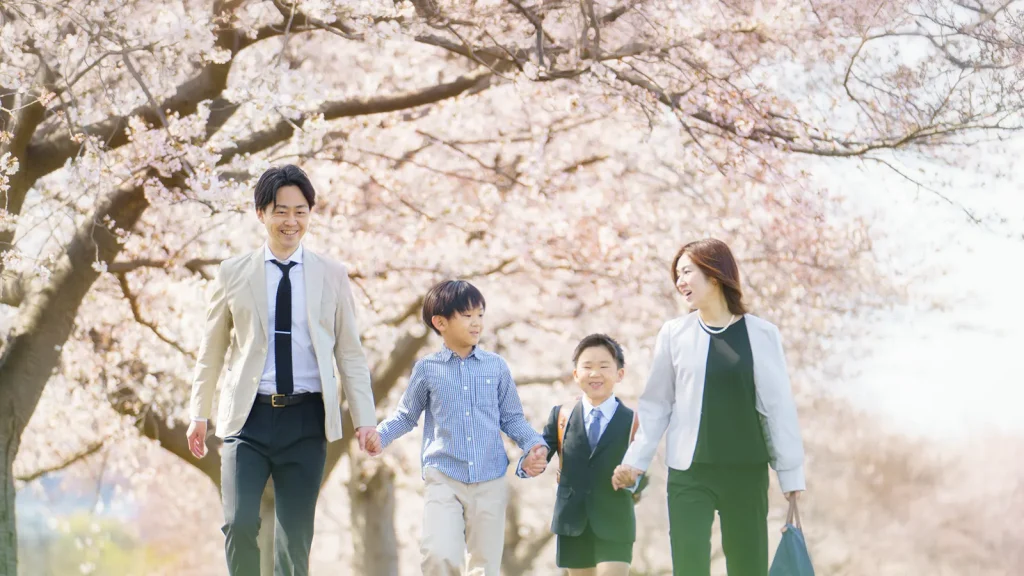 さくら　土手を歩く親子　入学式　記念写真　桜　小学校