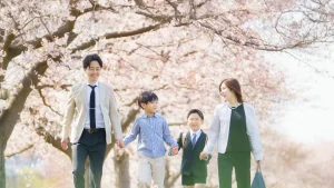 さくら　土手を歩く親子　入学式　記念写真　桜　小学校