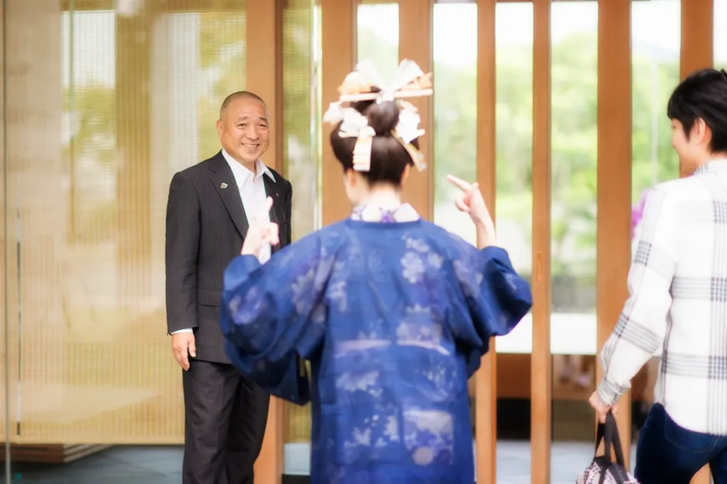 結婚式 お支度が進んで ばったり出会ったお父様が嬉しそうにご新婦様ご覧になっている写真