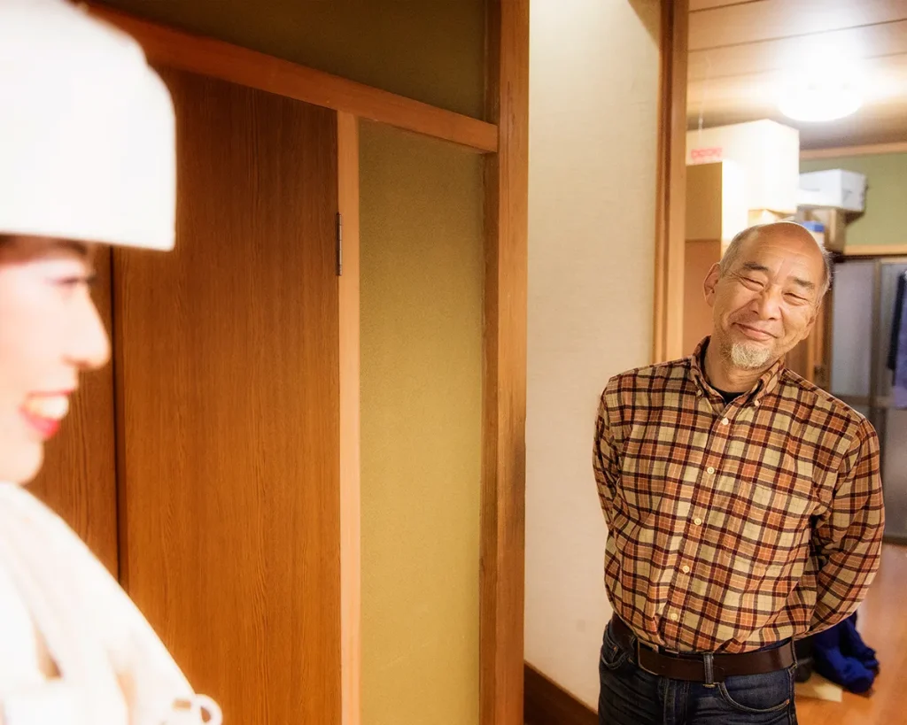 ご自宅で着付けをされているご新婦様 仕上がったところでばったりお父様に遭遇 笑顔のお父様