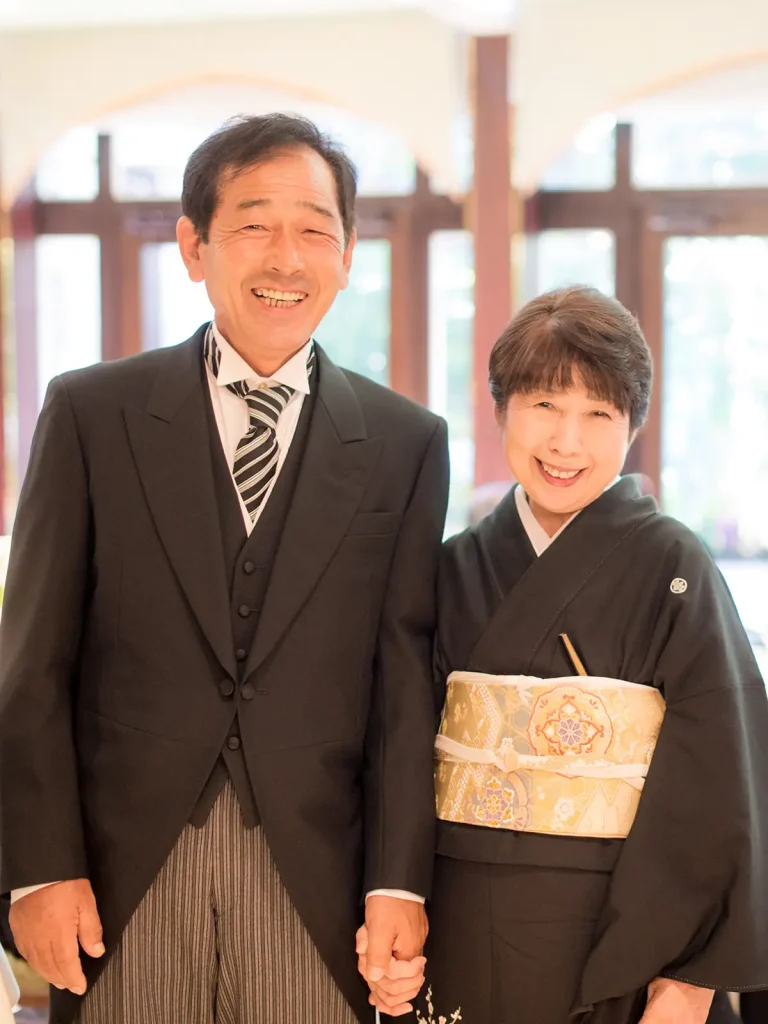 結婚式の披露宴で新郎の両親のツーショットを撮った写真