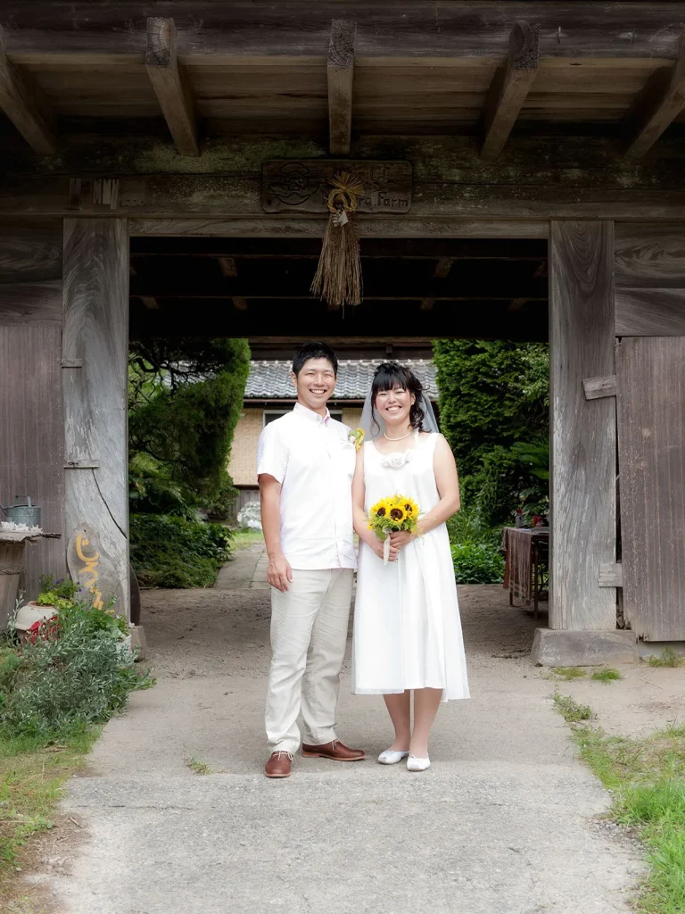 2011年 百姓屋敷じろえむの長屋門の前で結婚式の写真