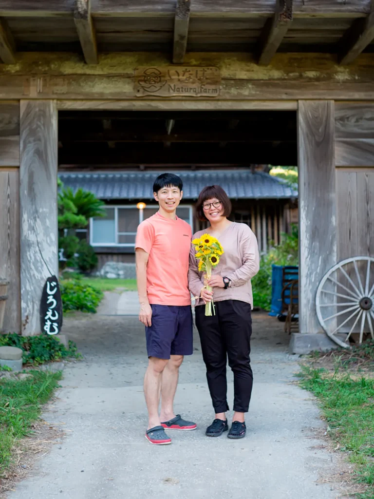 2021年 百姓屋敷じろえむの長屋門の前で結婚式の記念の写真