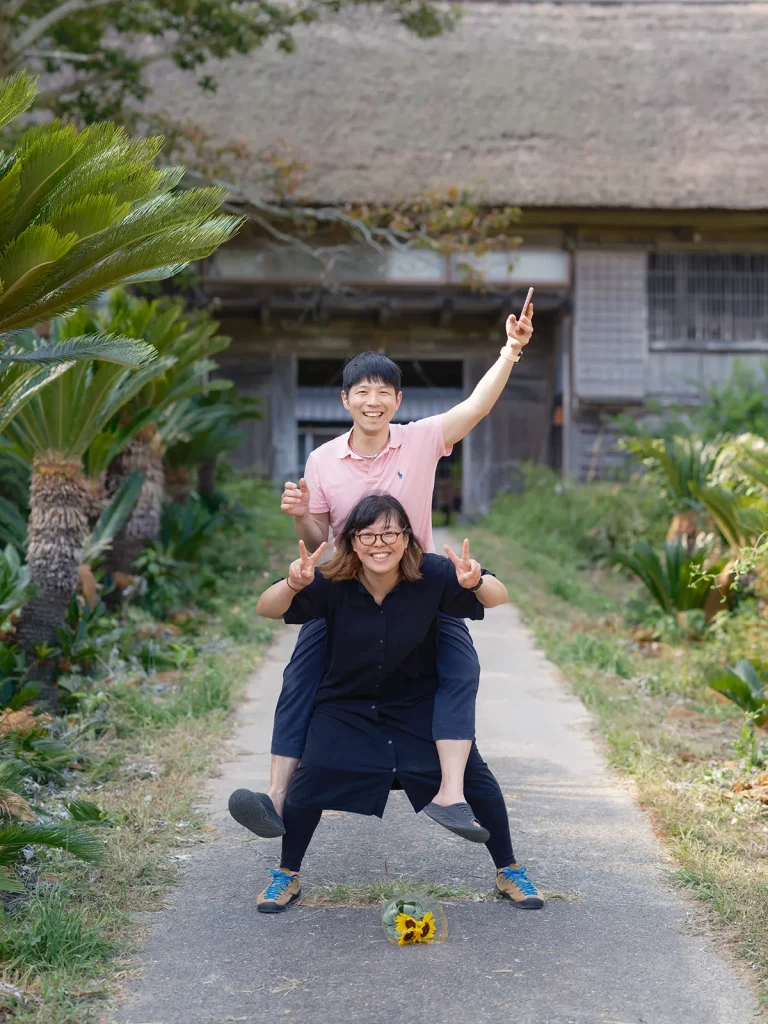 百姓屋敷じろえむの茅葺屋根の前で毎年撮影している夫婦の記念写真 2025年Ver.