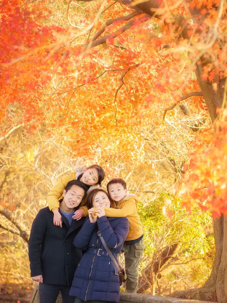 きれいな紅葉の中撮影した家族4人の記念写真