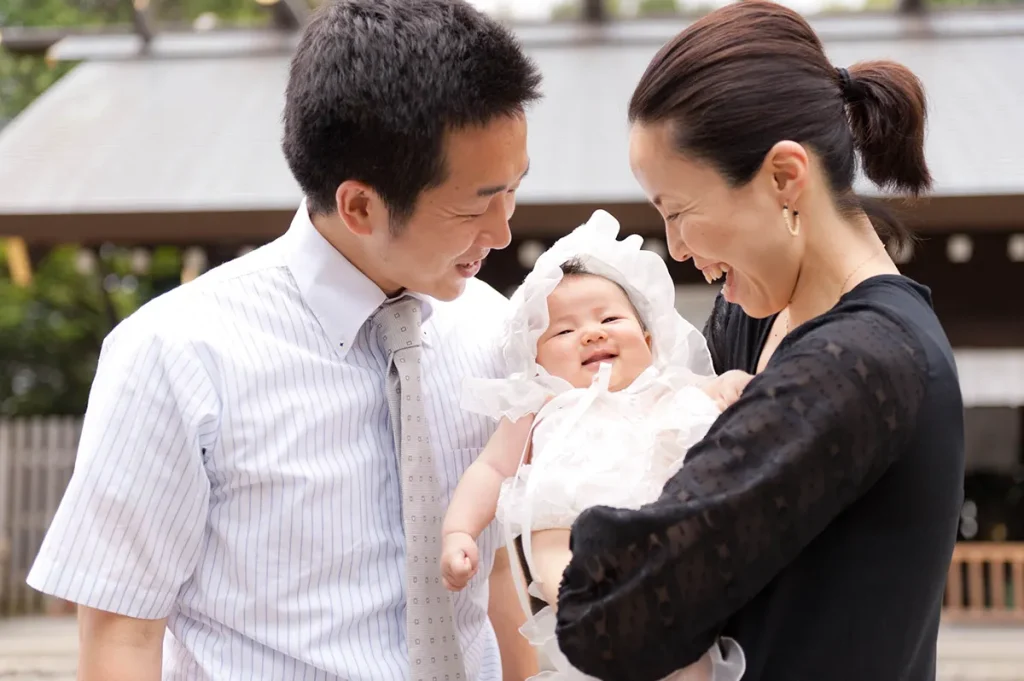 伊勢山皇大神宮 お宮参り 嬉しそうに笑う両親に抱っこされて笑顔の赤ちゃん