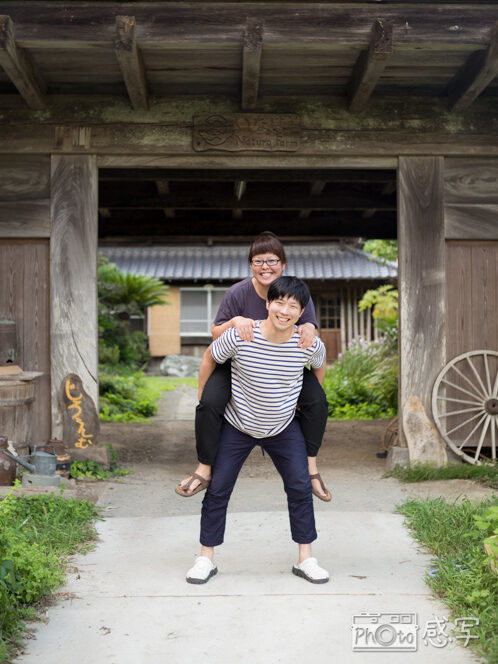 2016年 百姓屋敷じろえむの長屋門の前で結婚式の記念の写真