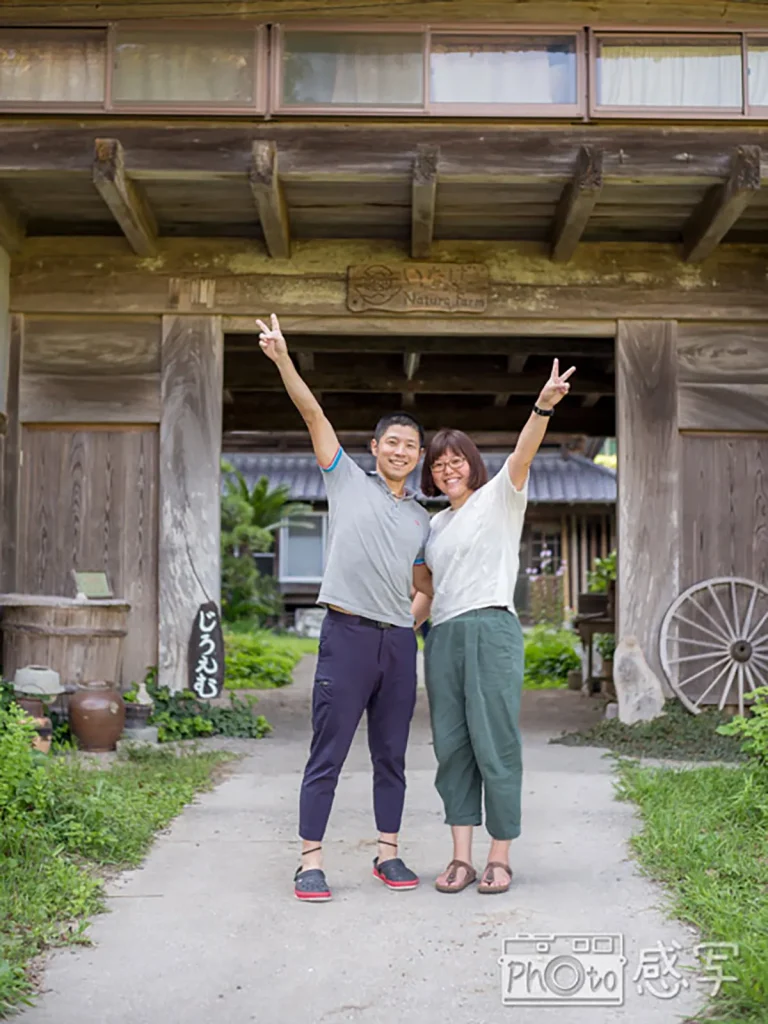 2019年 百姓屋敷じろえむの長屋門の前で結婚式の記念の写真