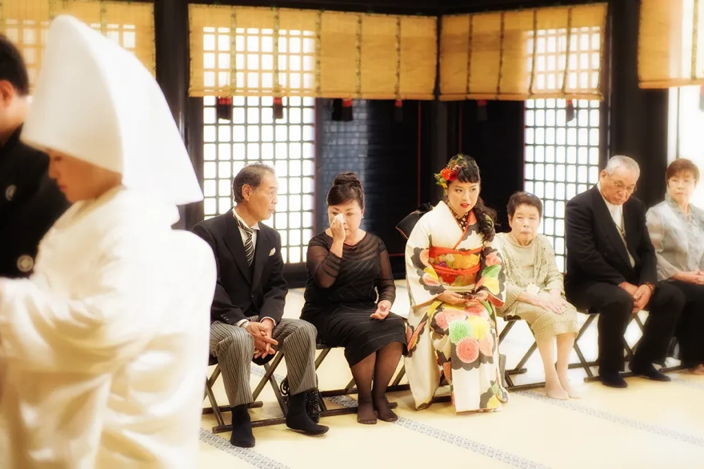 香取神宮結婚式の写真 涙を拭う新郎母