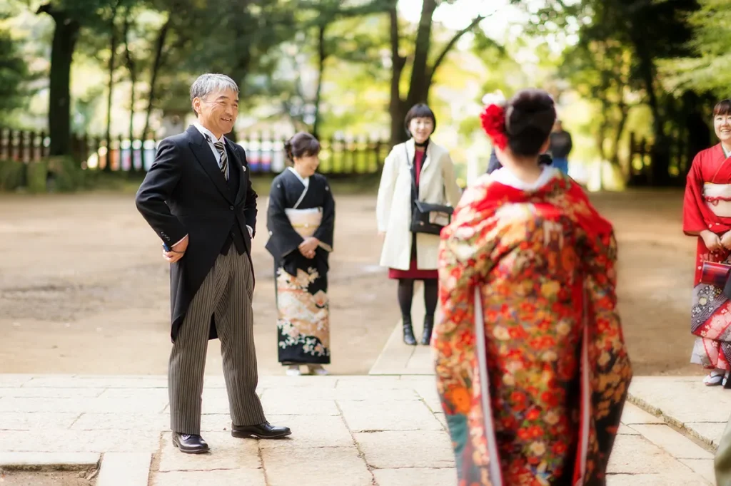 香取神宮 結婚式 挙式後に嬉しそうにご新婦様をご覧になるお父様