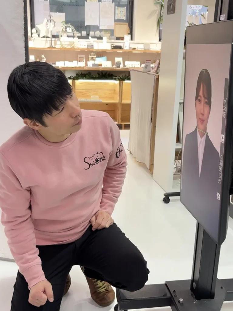 Studio門出プロフィール写真撮影の様子　撮影した写真を一緒に確認