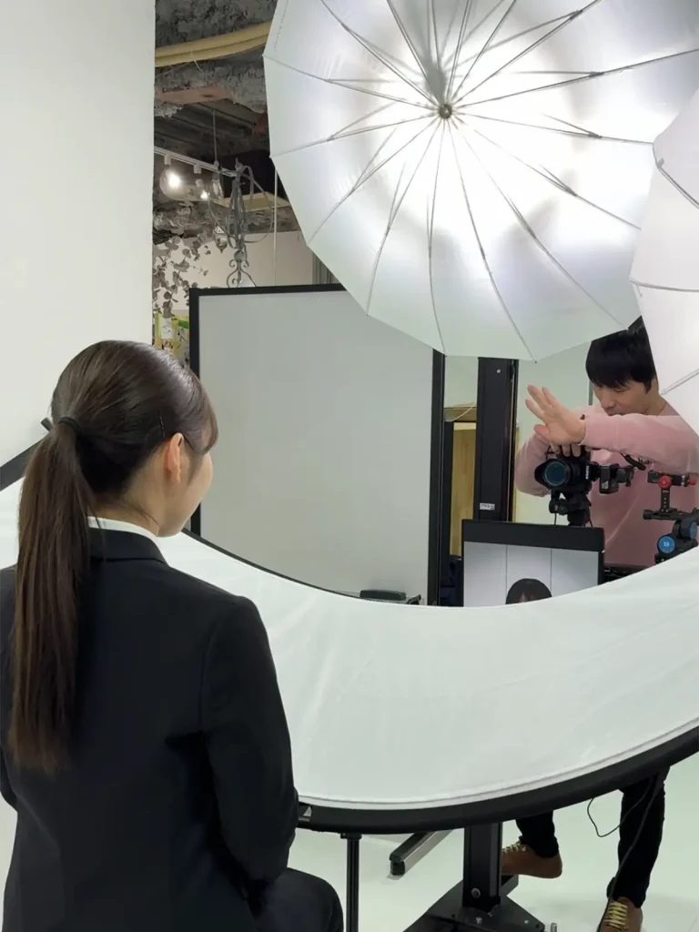 Studio門出プロフィール写真撮影の様子　お顔の角度の指示出し